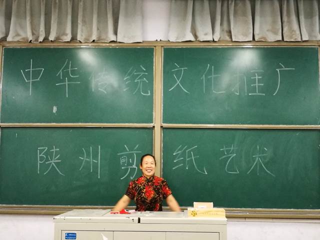 说明: E:\学生会\2019年\黄亮娥手工剪纸\IMG_20190627_104304.jpg